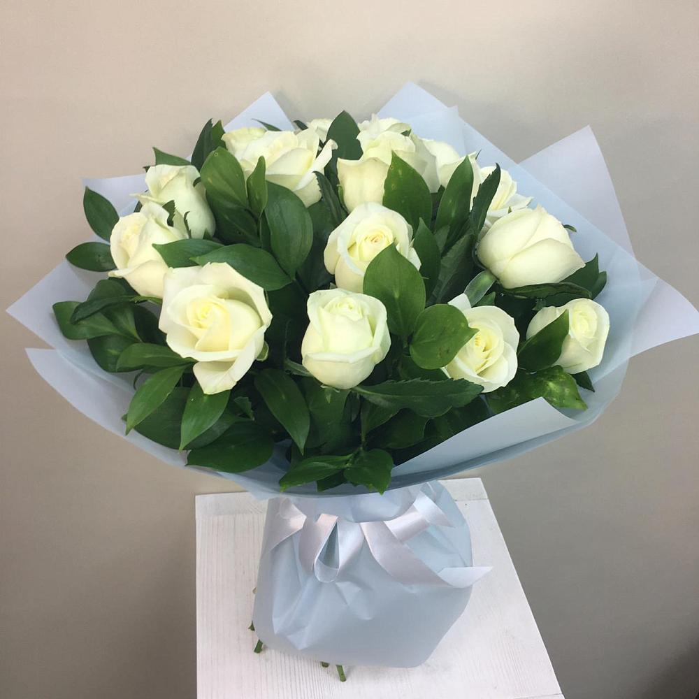 Букет 15 Белых роз Проуд в Хлевном