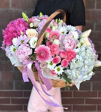 Композиция солнечный день в Хлевном Цветочная композиция из Розы, Хризантемы, Пионы и Лизиантусы в корзине в Хлевном