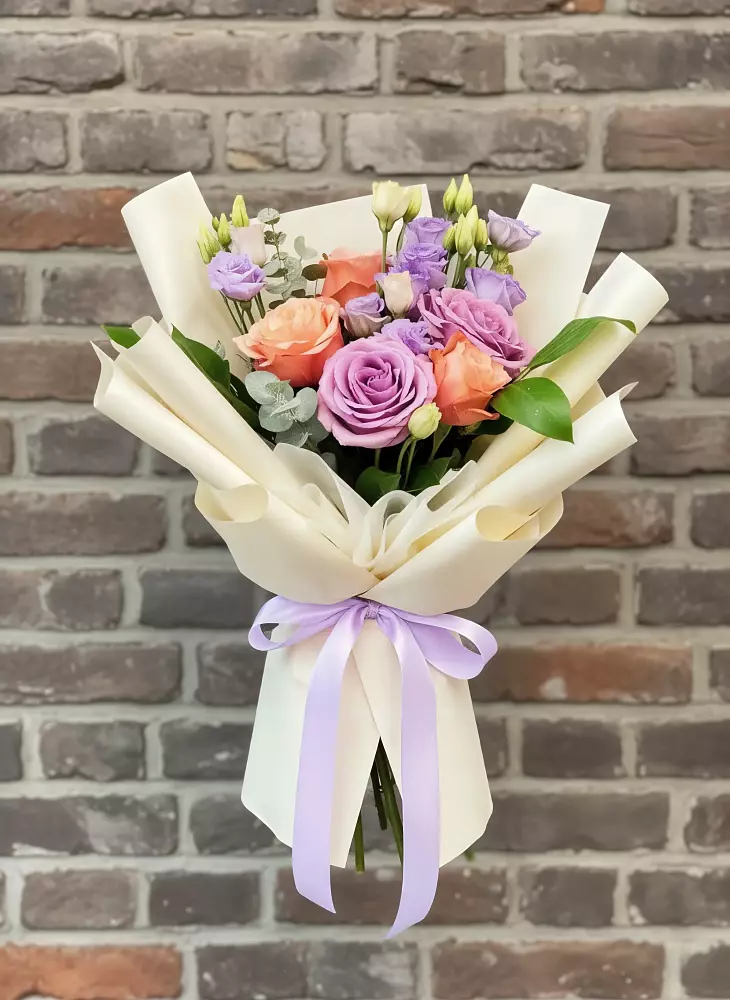 Букет цветов из: Лизиантусы и Розы в Хлевном