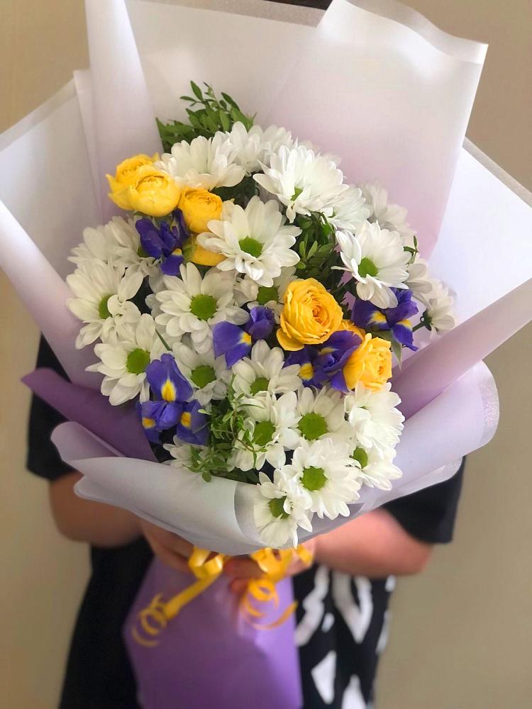 Букет цветов из: Ирисы, Хризантемы и Розы в Хлевном