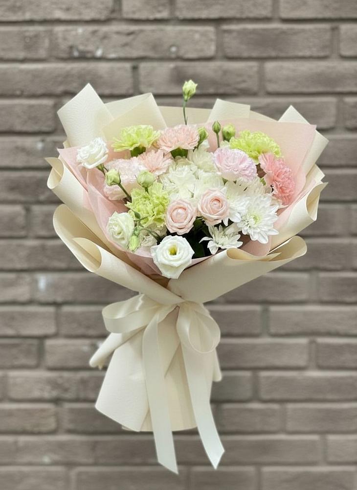 Букет цветов из: Гвоздики, Розы, Лизиантусы и Хризантемы в Хлевном