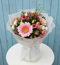 Букет цветов из:  Герберы, Альстромерии и Лизиантусы #REPLACE_PRED# Хлевном