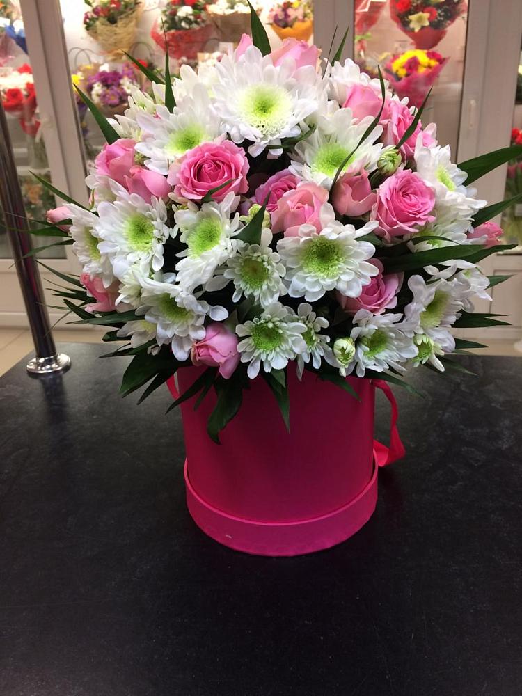 Цветочная композиция из Розы и Хризантемы в шляпной коробке в Хлевном