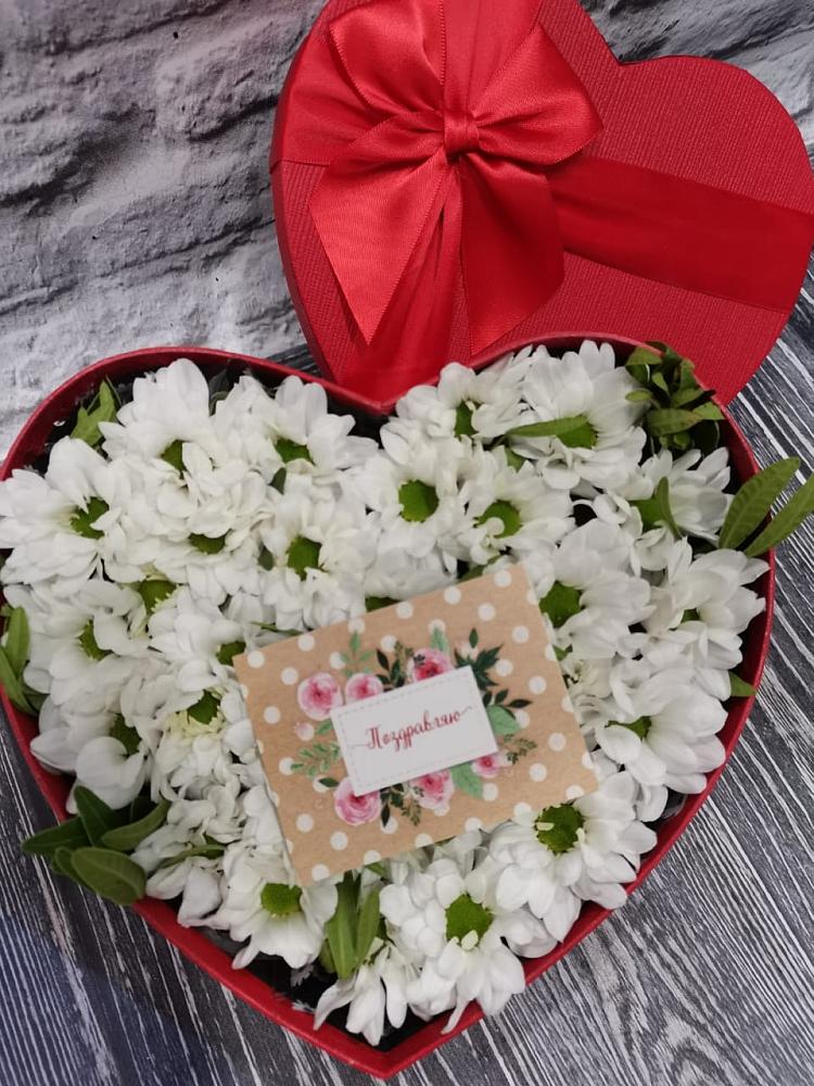 Цветочная композиция из Хризантемы в виде сердца в Хлевном